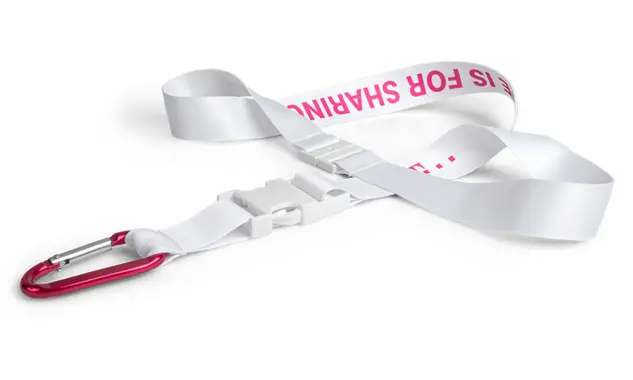 Lanyard mit Clip-Lock Steckschnalle Dieses maßgeschneiderte Lanyard ist mit einem eingefärbten Karabinerhaken und Clip-Lock Steckverschluss ausgestattet und im Fotodruck veredelt.