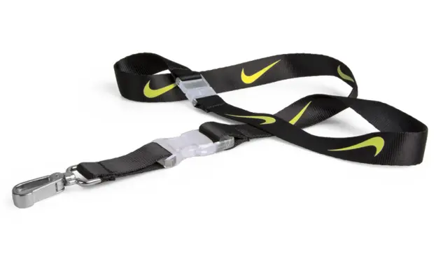 Nylon-Lanyard mit fluoreszierendem Druck Dieses Lanyard zeichnet sich durch seinen fluoreszierenden Druck aus, der das Logo auch in der Nacht hell erleuchten lässt.