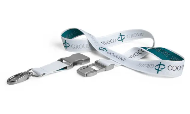 Gewebtes Lanyard mit Metallverschluss Das gewebte Lanyard aus Polyestermaterial hat einen Oval-Hook-Verschluss und einem praktischen Clip-Lock Steckverschluss.