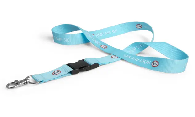 Lanyard mit Druck und Clip-Lock Dieses Lanyard aus Polyester zählt zu den Klassikern. 20 mm breit und in Wunschfarbe eingefärbt, besitzt es zudem eine Clip-Lock Steckschnalle.