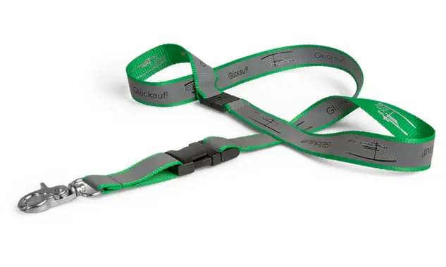 Lanyard mit reflektierendem Streifen Dieses hochwertige, grüne Polyester-Lanyard schindet durch seinen reflektierenden Streifen mit Logodruck garantiert Eindruck.