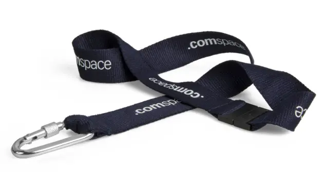 Bedrucktes Lanyard aus Bambus-Viskose Das einfarbig bedruckte Bambus-Lanyard hat einen großen Karabinerhaken mit Drehverschluss.