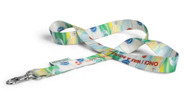 Lanyard aus PET-Material mit Fotodruck Dieses Lanyard aus recyceltem PET-Material hat einen auffälligen Fotodruck auf beiden Seiten sowie ein zweifarbig gewebtes ECO-Label.
