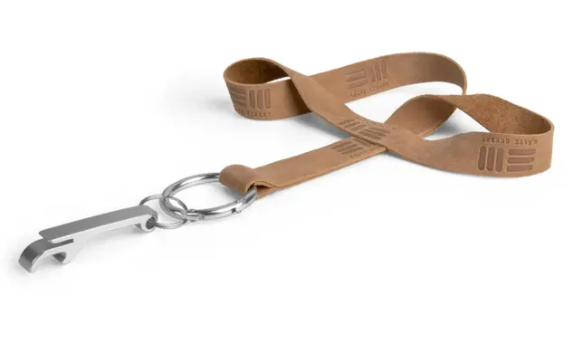 Leder-Lanyard mit Logoprägung Dieses hochwertige Lanyard aus Leder hat eine einseitige Logoprägung und einen Karabinerring mit zusätzlichem Flaschenöffner.