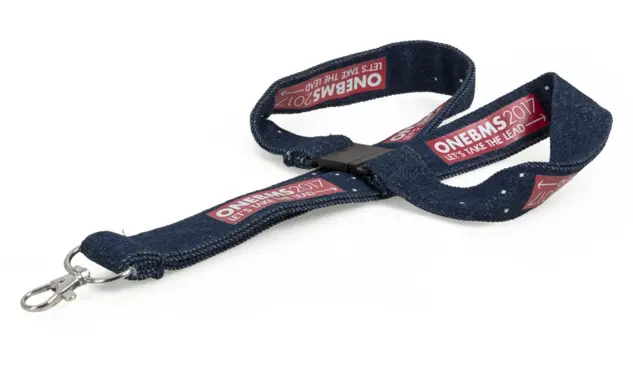 Jeans-Schlüsselband mit Siebdruck Dieses Schlüsselband aus einem dunklen Jeansstoff ist im Siebdruck-Verfahren bedruckt und zeigt einen Safety Break-Away in schwarz.