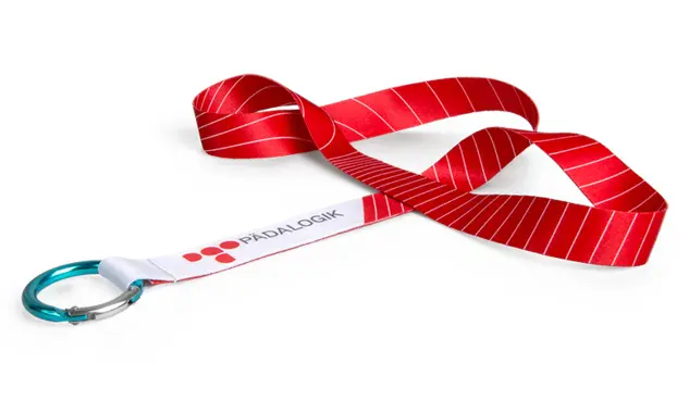Lanyard aus Polyester mit Karabinerring Dieses individuell nach Kundenwünschen beidseitig bedruckte Lanyard mit Fotodruck ist mit einem farbigen Karabinerring ausgestattet.