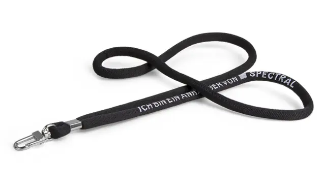Polyester-Shoelace mit Logowebung Dieses hochwertige Lanyard aus Polyester zeichnet sich durch seine Aufmachung aus, die der eines Schnürsenkels ähnelt, in Kombination mit Metall-Zubehör.