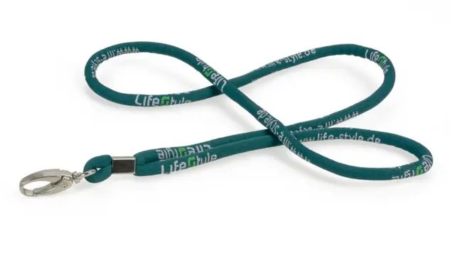 Shoelace mit 2-farbiger Webung Dieses außergewöhnliche 8 mm breite Shoelace hat eine 2-farbige Logowebung. Eine Metallmanschette und ein Oval-Hook aus Metall runden das stimmige Bild ab.