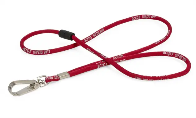 Shoelace mit eingewebtem Logo Dieses 5 mm breite Shoelace aus Polyester ist ausgestattet mit einem runden Sicherheitsverschluss, einer Metallmanschette und einem Snap-Hook.