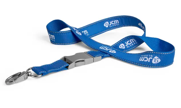 Schlüsselband mit reflektierenden Nähten Dieses hochwertige und individuell eingefärbte Schlüsselband hat ein blaues Satinband mit eingewebtem Logo und reflektierende Nähte.