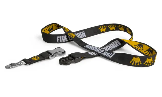 Lanyard aus Polyester mit Logowebung Dieses hochwertige Lanyard sticht durch seine auffällige Logowebung aus der Masse hervor und besitzt Metallaccessoires.